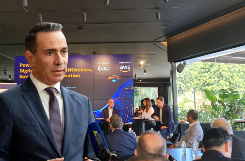 Δαμιανού: «Δεν πρέπει να κερδίσουμε την κούρσα της AI – Πρέπει να την αξιοποιήσουμε»